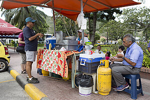 Frische und leckere Empanadas vom Gasgrill an der Straße.