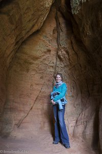 Anne in der Petershöhle im Gauja Nationalpark