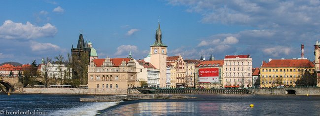 Blick über die Moldau auf die Prager Altstadt