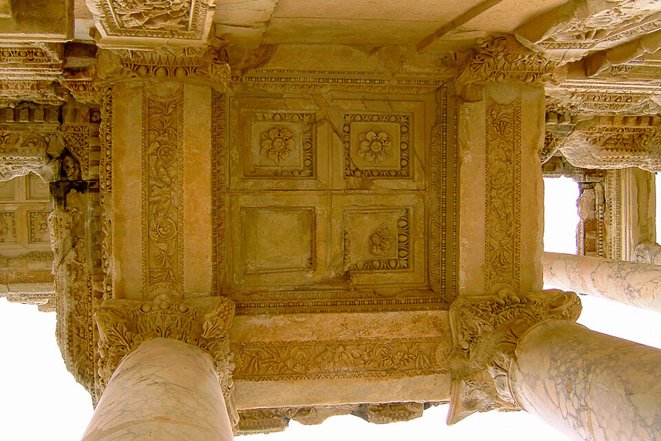 Kunstvolle Decke der Celsus-Bibliothek von Ephesos.