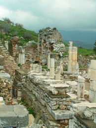 Bei den Ruinen in Ephesos