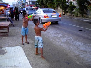 Wasserfest Songkran - Wasserpistolenposten am Straßenrand