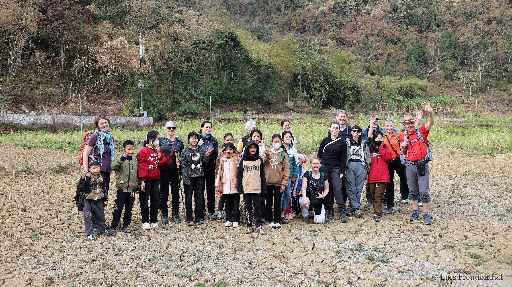 Gruppenfoto mit Schülern von Cao Bang