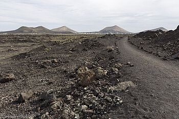 Schwarze Lava und weiße Dörfer im Inselinnern von Lanzarote