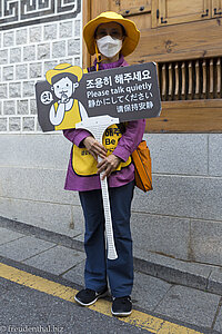 Bukchon Hanok Village - Frau hofft auf Verständnis