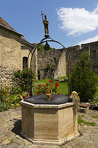 Brunnen der Gräfenburg Kelling in Calnic