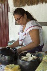 eine Lechona-Köchin bei Espinal in Kolumbien