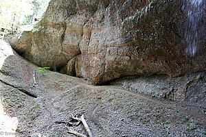 Wanderweg entlang der Nagelfluhwand zum Wasserfall