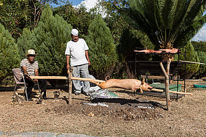 Spanferkel dreht am Spieß - Silvester bei Trinidad