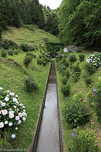 Kanal und Notüberlauf des Lagoa Azul