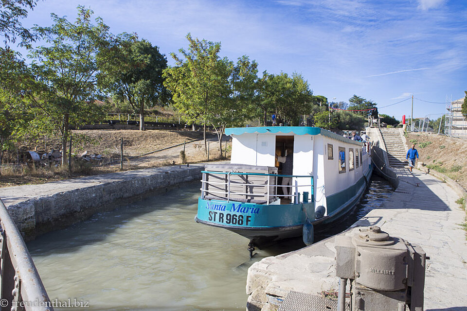 Ausflugsboot in der Schleusentreppe von Fonserannes, Canal du Midi