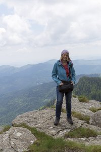 Anne über dem Abhang im Bucegi Gebirge
