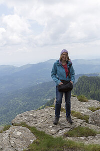 Anne über dem Abhang im Bucegi Gebirge