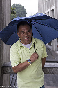 Unser Fahrer Alexander mit dem Regenschirm in Kolumbien.