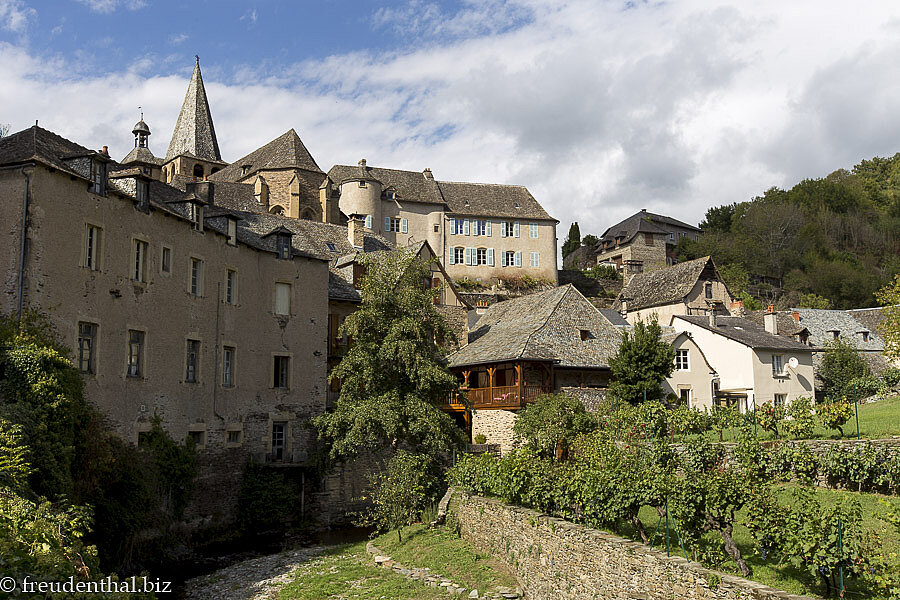 Gassen des Pilgerorts Estaing in Frankreich
