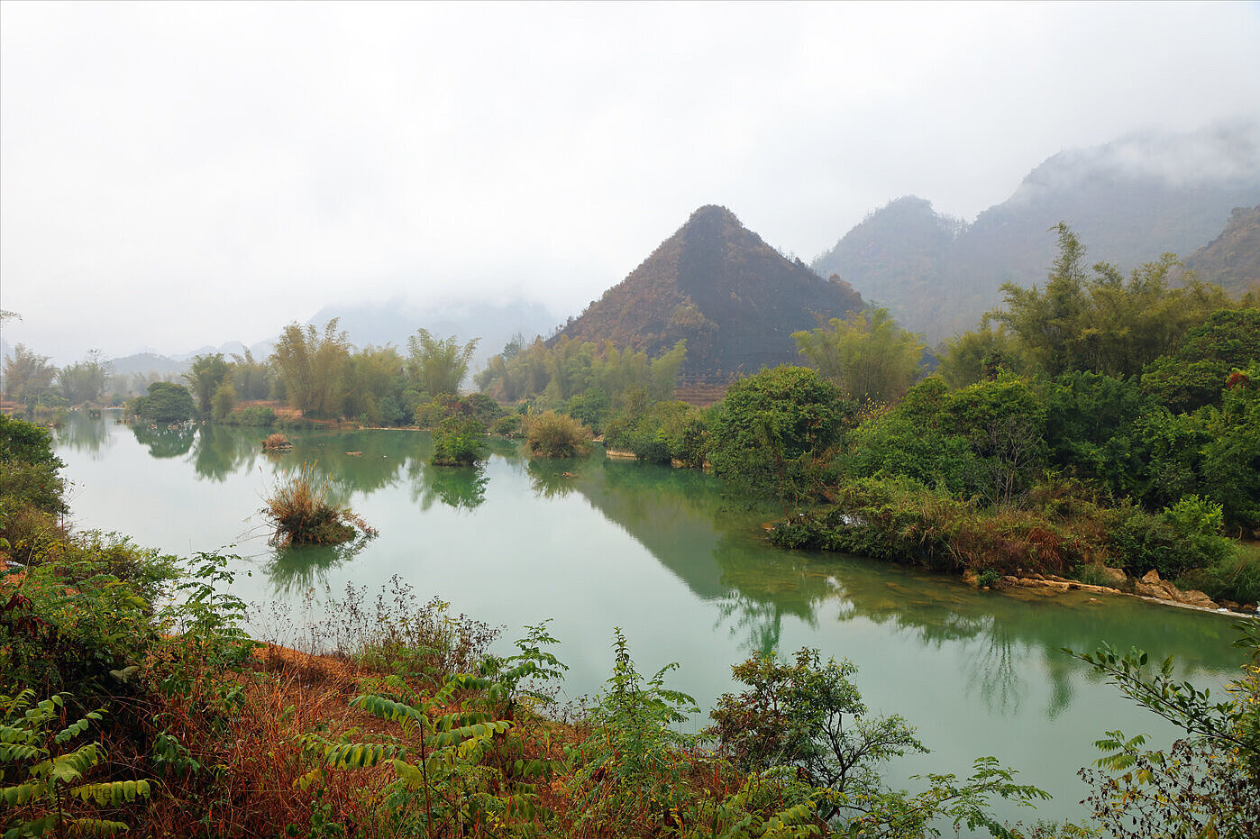 Kalkhügel am Quây‑Sơn‑Fluss in Vietnam