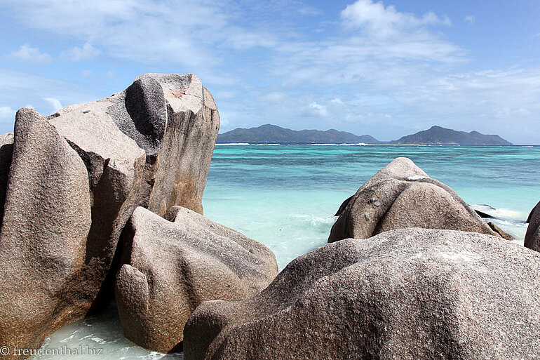 Blick über die Felsen nach Praslin