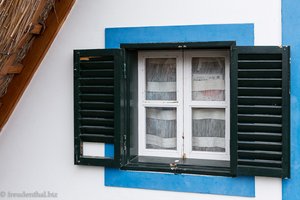 Fenster der strohgedeckten Häuser von Santana