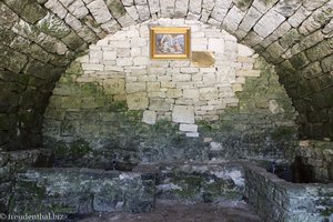 In der Höhlenkapelle mit der mittelalterlichen Quelle des Dorfes Trebujeni.