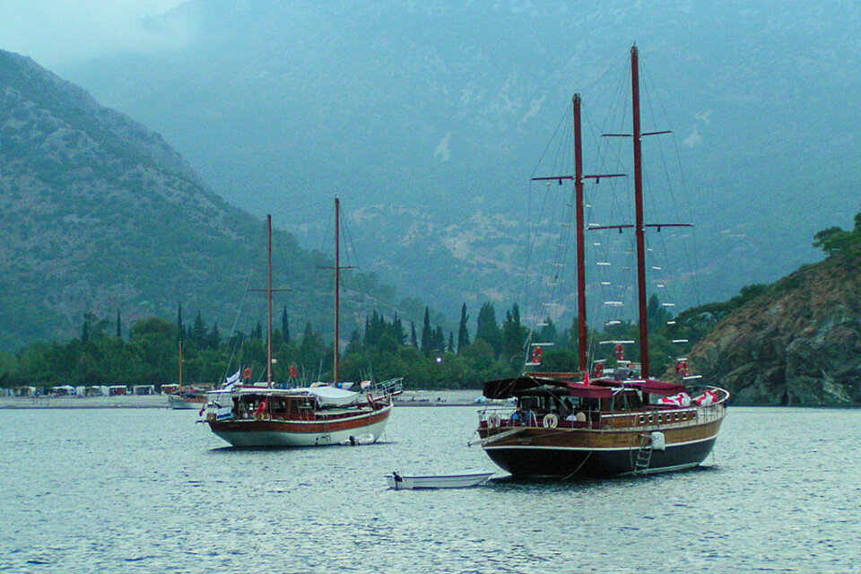Boote abends in der Bucht von Adrasan, Türkei