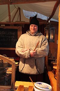 Verkäufer am Knoblauchbrot-Stand