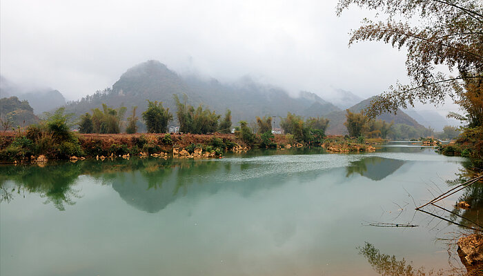 Wolken über der Landschaft am Quây‑Sơn‑Fluss, Vietnam