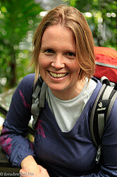 Annette im künstlichen KLIA-Regenwald