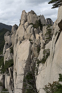 Der Ulsanbawi Felsen ruht im Seoraksan Nationalpark