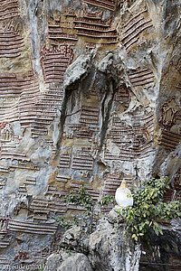 In den Fels gehauene Relief-Buddhas bei der Kawgun-Höhle