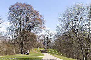 Wir spazieren durch den Liedergarten von Turaida.