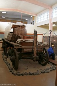 Planwagen mit Großtierfallen und anderem im Swakopmund Museum