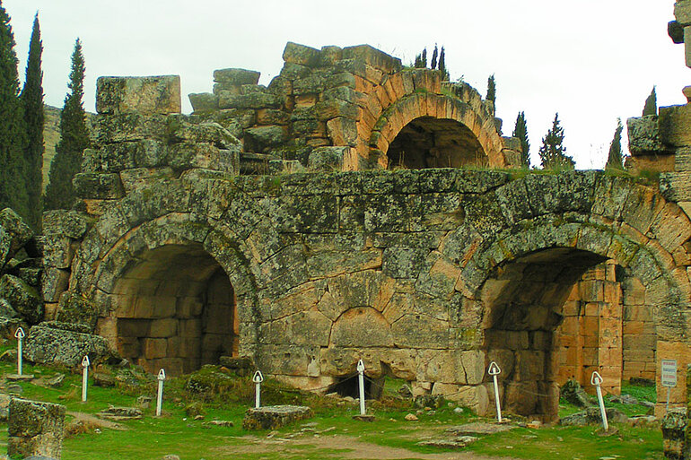 Antike Bögen in der antiken Stadt Hierapolis.