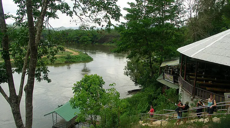 Restaurant über dem River Kwai in Thailand