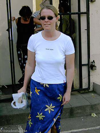 Kandy - Annette auf dem Weg zum Zahntempel
