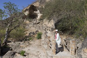 Treppe zur Höhle bei Ayn Razat im Oman