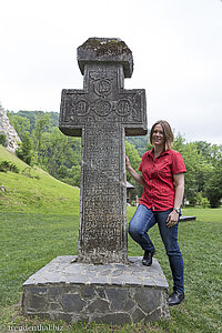 Anne bei einem Kreuz bei Schloss Bran