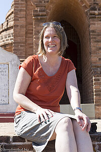 Anne beim Tempelfeld von Bagan