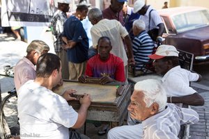 Dominospiel beim Parque Serrano in Santiago de Cuba