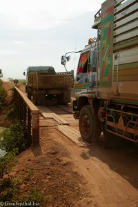Wir lassen erst die LKWs hinüber - Kambodscha