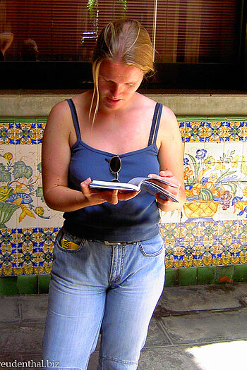 Anne am Schmökern im Casa de l'Ardiaca in Barcelona