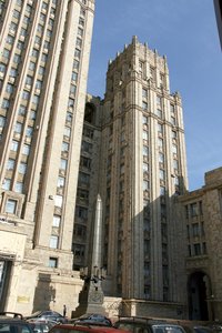 Stalinkathedrale mit dem russischen Außenministerium