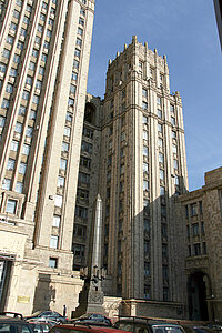 Stalinkathedrale mit dem russischen Außenministerium