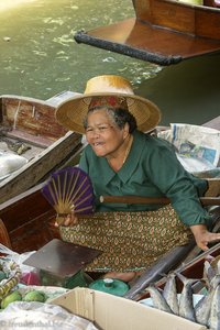Verkäuferin beim Floating Market bei Damnoen Saduak