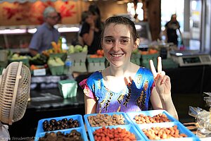 Süßwarenverkäuferin im Granville Island Public Market - Vancouver