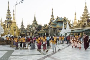 Fegen als gute Tat - Buddhisten bei der Shwedagon Pagode