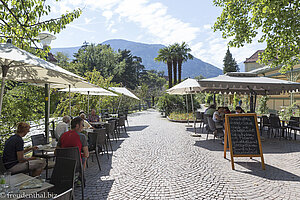 Caffè Wandelhalle an der Passer in Meran