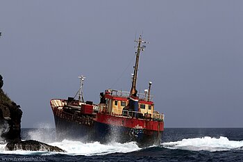 havarierter Frachter bei der Isla a Quatre