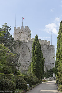 Weg durch den Garten zum Castello di Duino