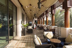 Terrasse im Garten des Madinat Jumeirah Resorts