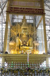Goldener Buddha in der U Kandi Pagoda von Mawlamyaing